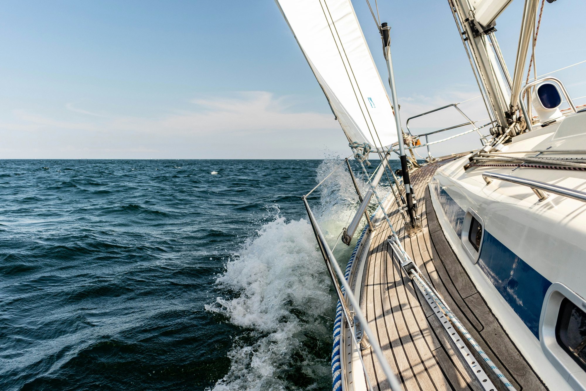 Zeiljacht onder zeil op open water