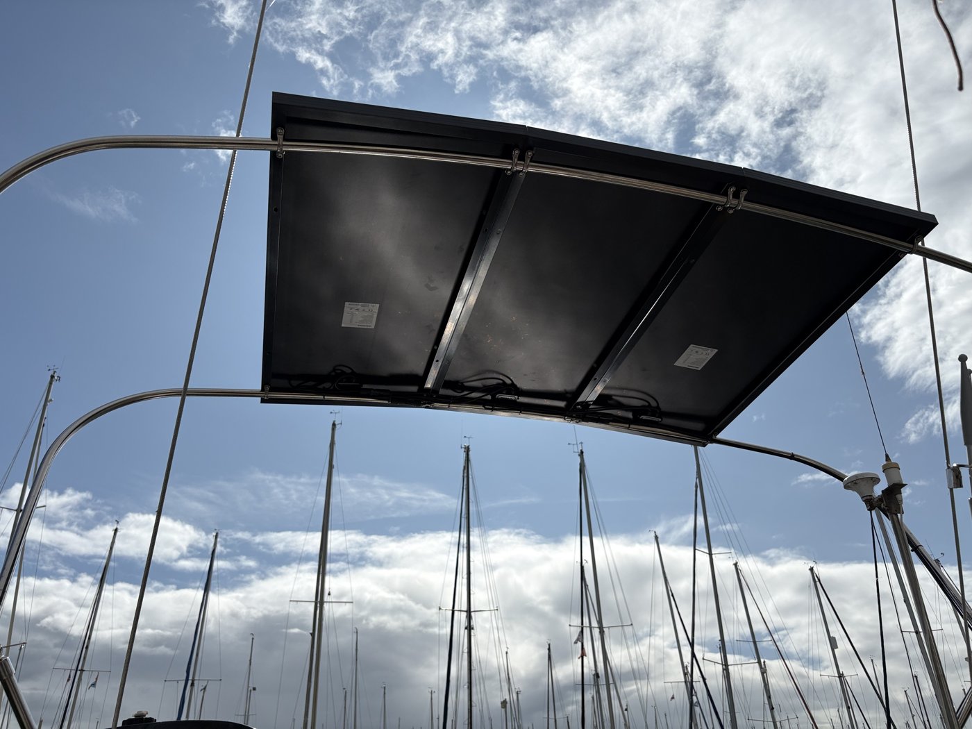 Zonnepanelen op de bimini