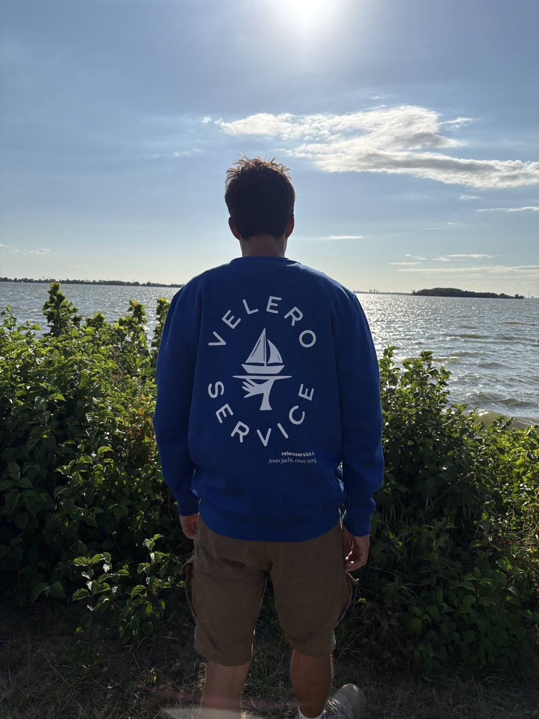 Martijn kijkt uit over het water