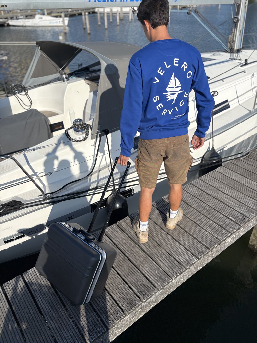 Martijn komt aan op de steiger met zijn gereedschapskoffer